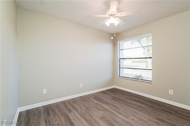 Building Photo - 220 SE 27th Terrace