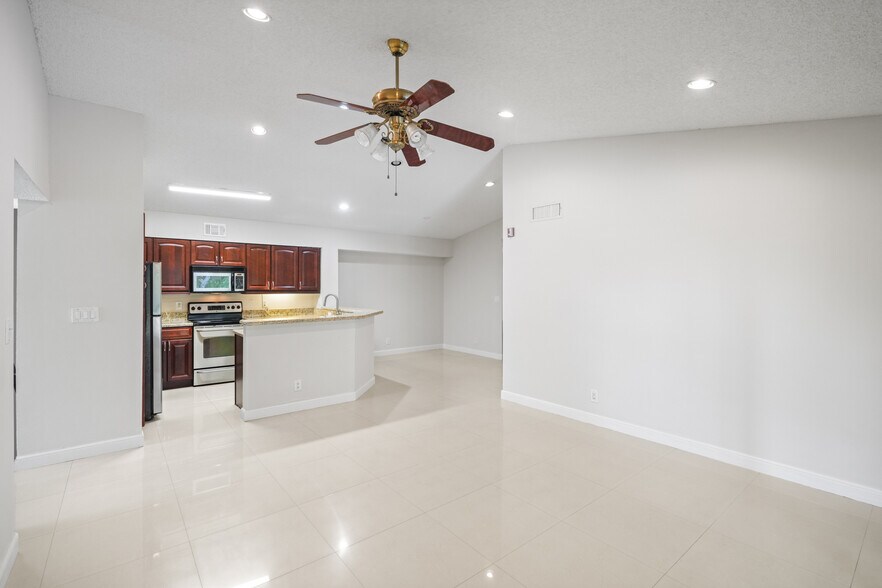 Building Photo - 7640 Westwood Dr