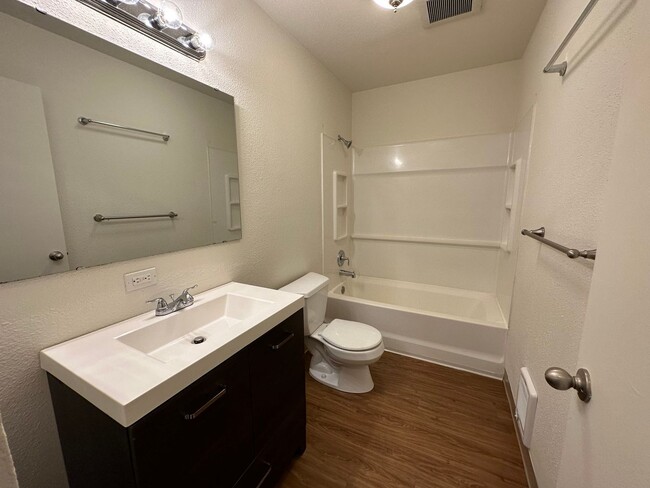 Building Photo - South Tabor 3 Bedroom 1.5 Bath Duplex Unit...