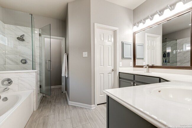 Building Photo - 2026 Thicket Trail Dr