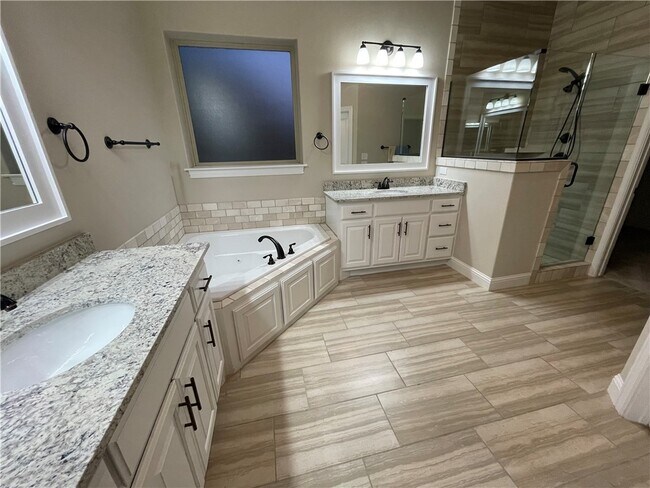 Building Photo - 1506 SW Edinburgh Ave