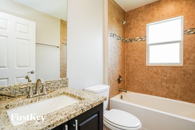 Building Photo - 913 SW 21st Ln