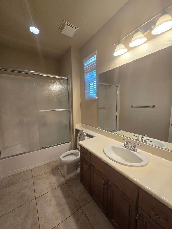 Building Photo - 339 Applegate Dr