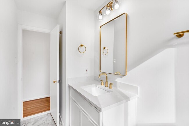 Building Photo - 618 19th St S