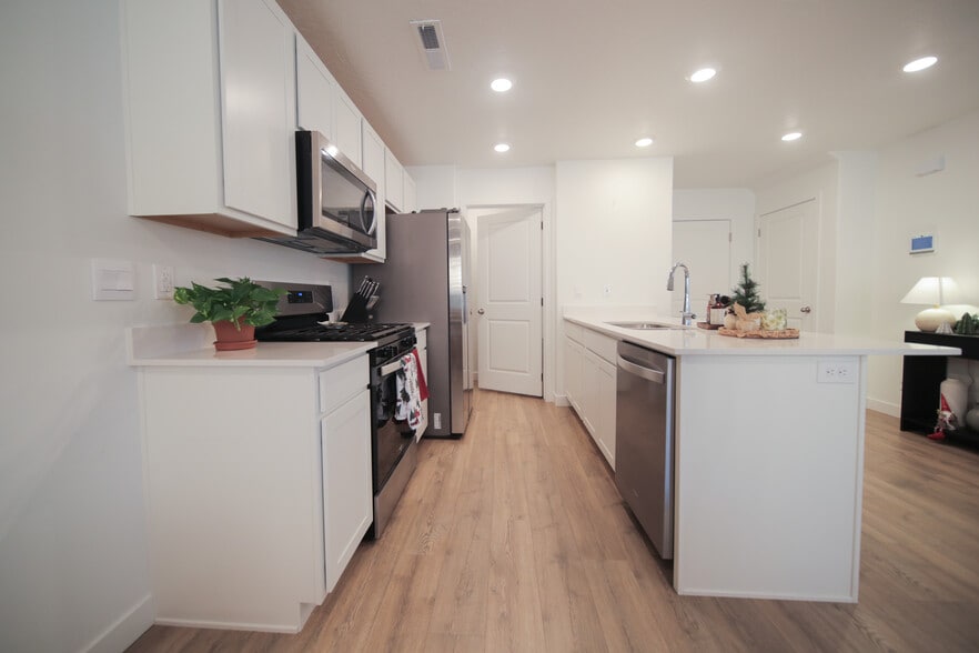 Building Photo - 1737 S Devils Garden Ln