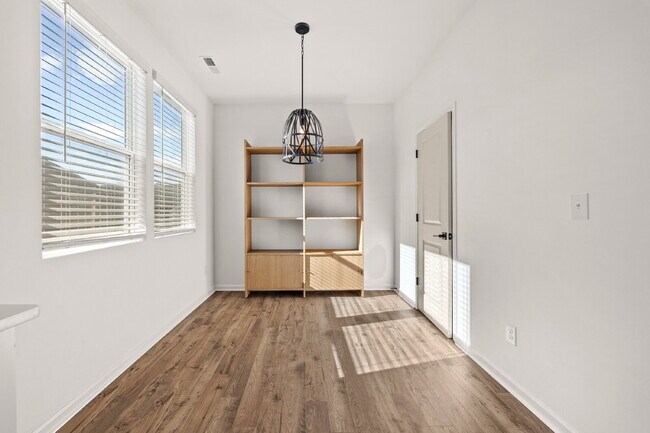 Building Photo - Your Perfect Charlotte Townhome Awaits — Bright, Modern, and Move-In Ready!