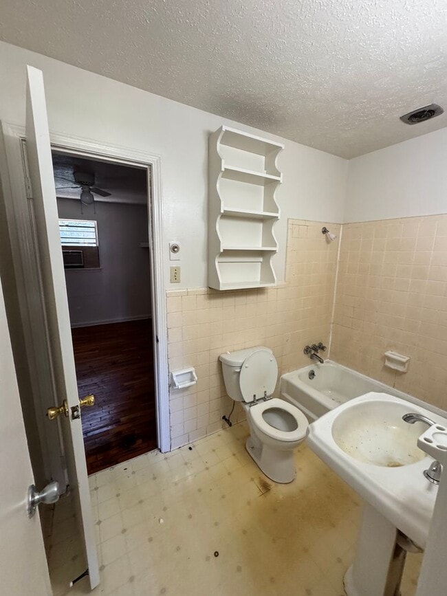Building Photo - 122 Woodland Ave