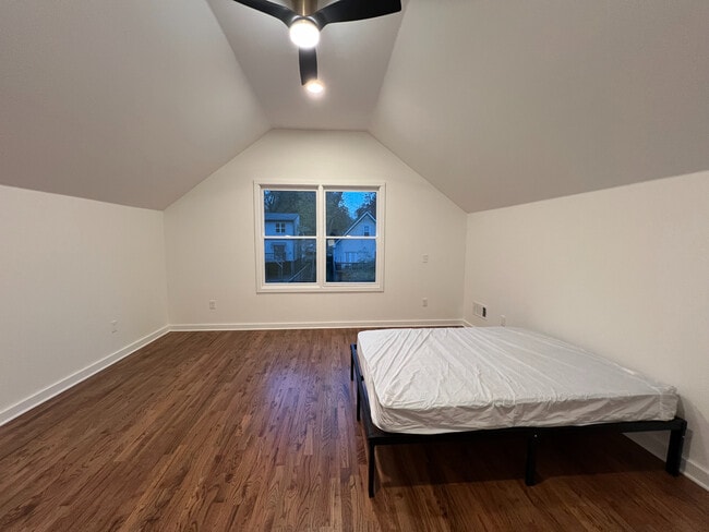 Building Photo - Room in House on Dill Ave SW