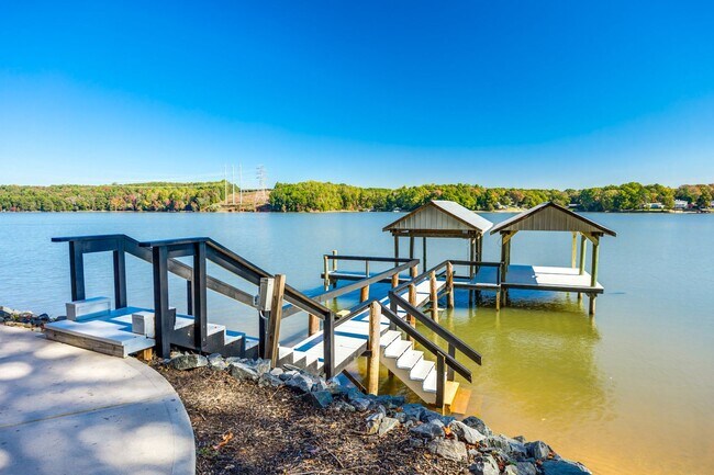 Building Photo - Beautiful Short term 2 bedroom 2 bath full...