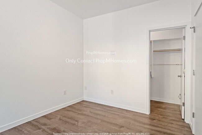 Building Photo - Charming One Bedroom Ground Level Unit in the Heart of NE!