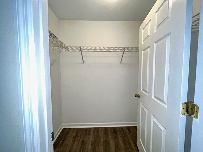 Building Photo - 2 Bed/2 Bath, Gated Community, Close to Sh...