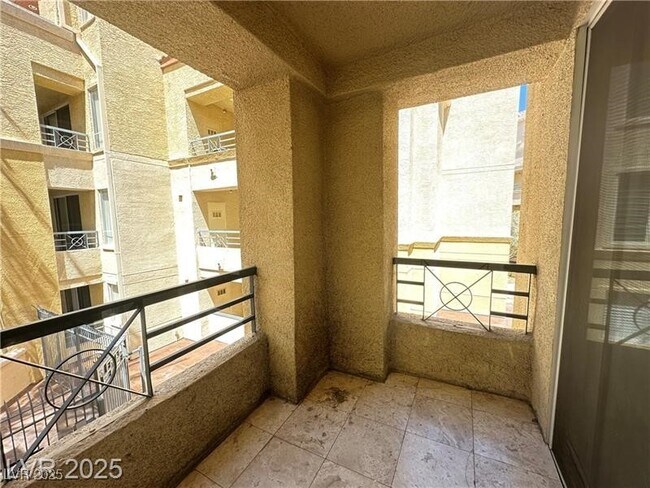 Building Photo - 270 E Flamingo Rd