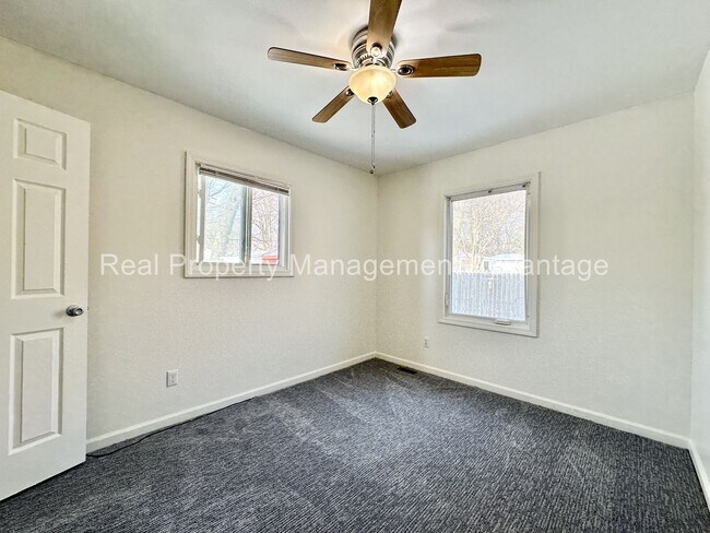 Building Photo - Charming 4-Bedroom Home with Spacious Backyard in Oak Park