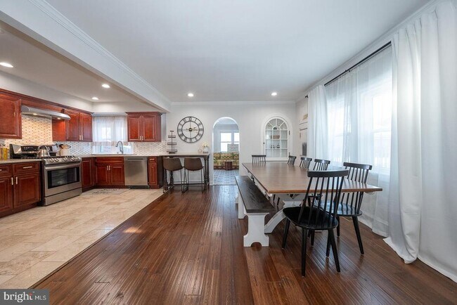 Building Photo - 227 E Hathaway Ln