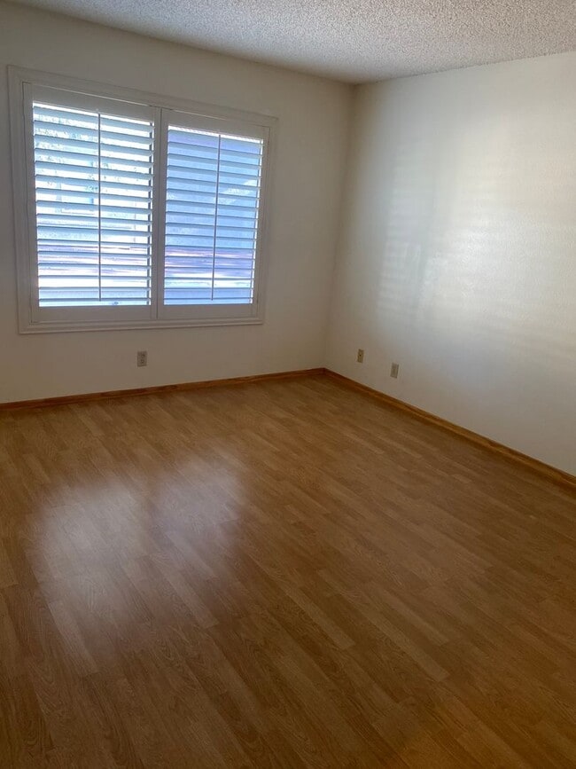 Building Photo - 2 bed, 1 bath Spring Time condo