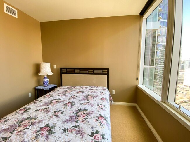Building Photo - 1Bd/1.5BA Bellevue Condo