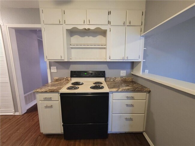 Building Photo - 309 E Fairchild Dr