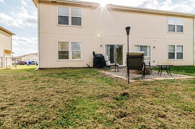 Building Photo - Spacious Home Close to Fort Riley!