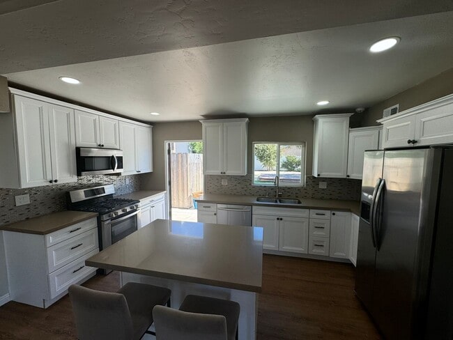 Building Photo - 3BR/2BA HOME available NOW in FLETCHER PAR...