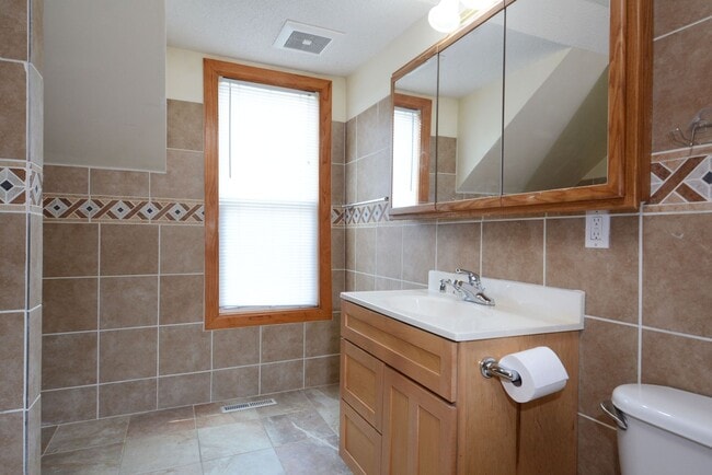 Building Photo - Charming 3-Bedroom, 2-Bath Home in St. Paul