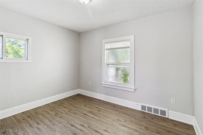 Building Photo - 1524 E 204th St