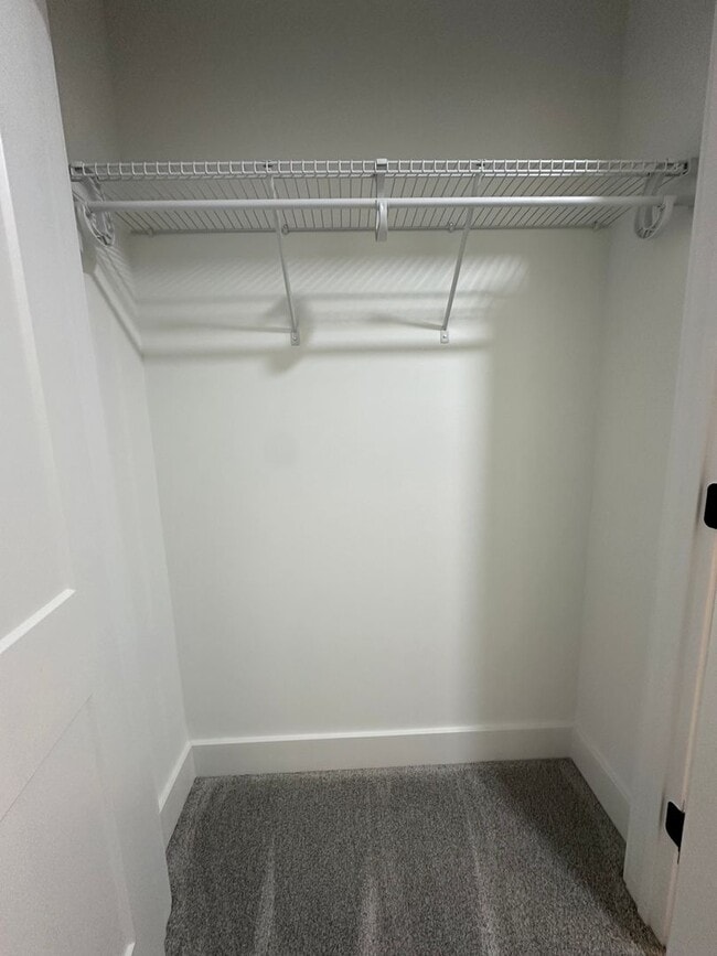 Building Photo - Gorgeous townhome on Candlers Mt! Close to LU. First month rent half off special!