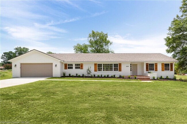 Building Photo - 2020 Country Club Ave
