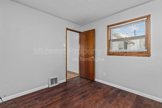 Building Photo - 405 Cameron Rd