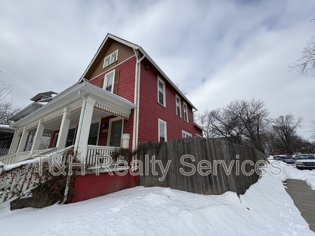 Building Photo - 1820 E 12th St