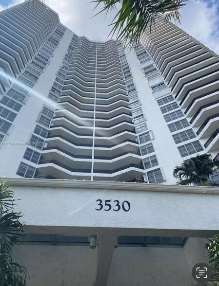 Building - 3530 Mystic Pointe Dr