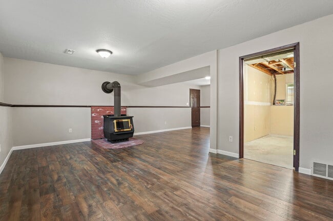Building Photo - 422 E St Thomas More Way