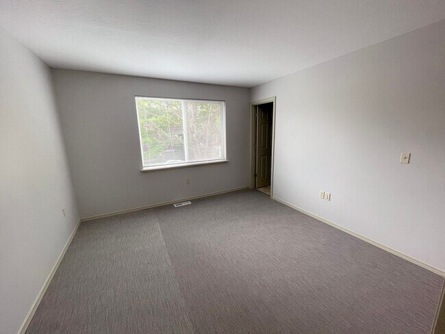 Building Photo - RENT SPECIAL: Great 6 bed, 6 bath Duplex Unit in North Portland with Laundry, Patio
