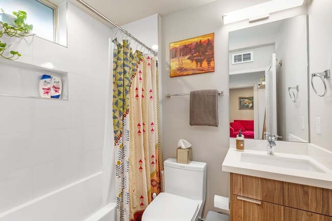 Building Photo - Ballard Townhouse, 2bed/2bath, Roof Top Deck