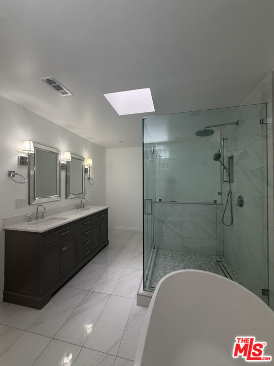 Building Photo - 2880 Woodwardia Dr