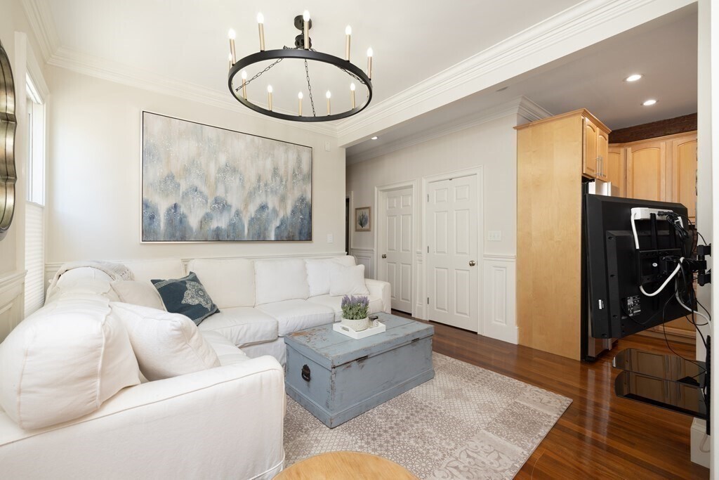 Building Photo - 681 E 5th St