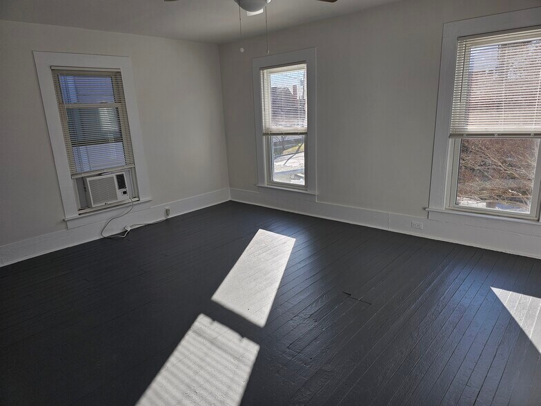 Main bedroom side view - 421 Tazewell Ave