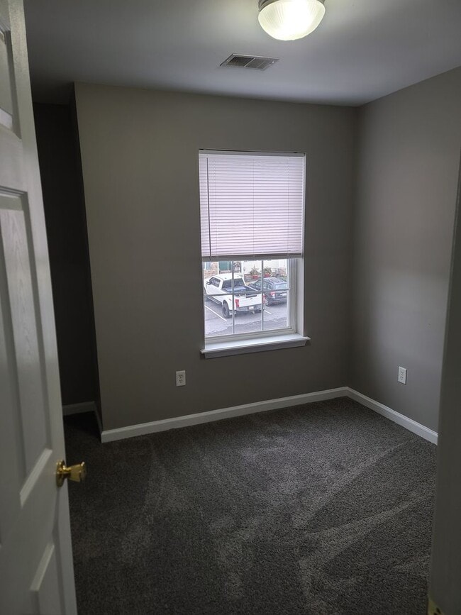 Building Photo - 3 Bedroom 2 1/2 bath Townhome for Rent in Waynesboro