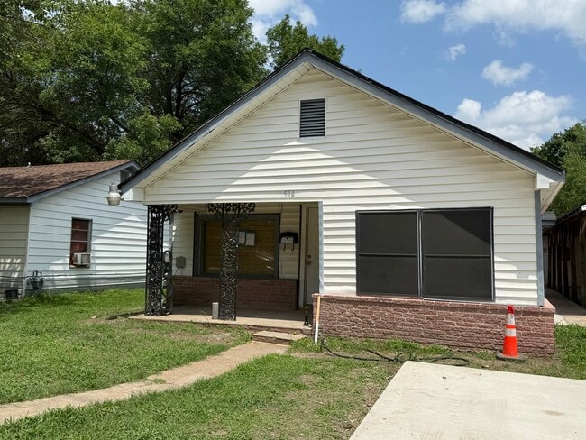 Building Photo - 514 SE 2nd St
