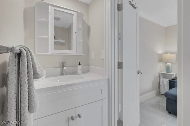 Building Photo - 642 12th Ave S