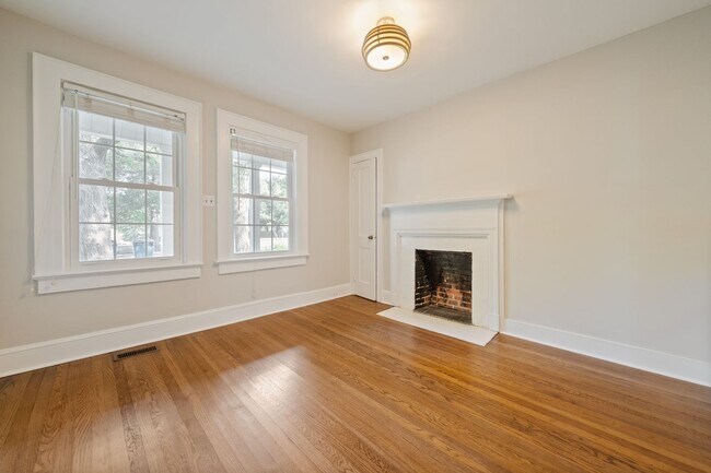 Building Photo - Applications Pending: 3bd/1ba Home Near Durham's Lakewood Neighborhood!
