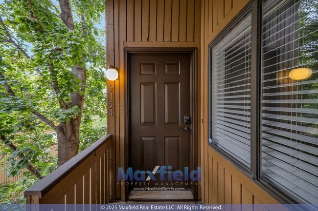 Building Photo - TOP LEVEL CONDO - 2BD 2 BA - NEW PAINT!
