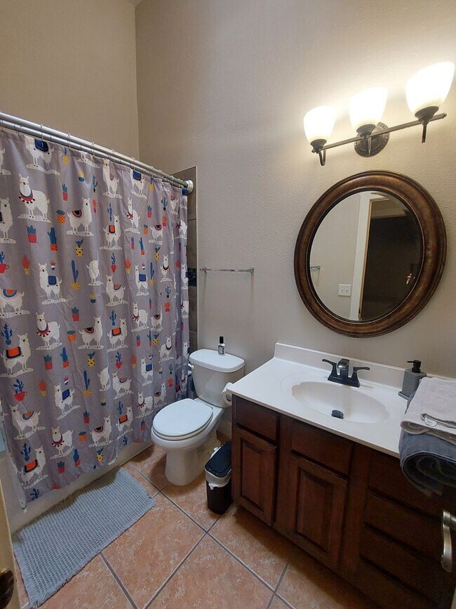 Building Photo - 4 BEDROOM 2 BATHROOM HOME 3 CAR GARAGE HOM...