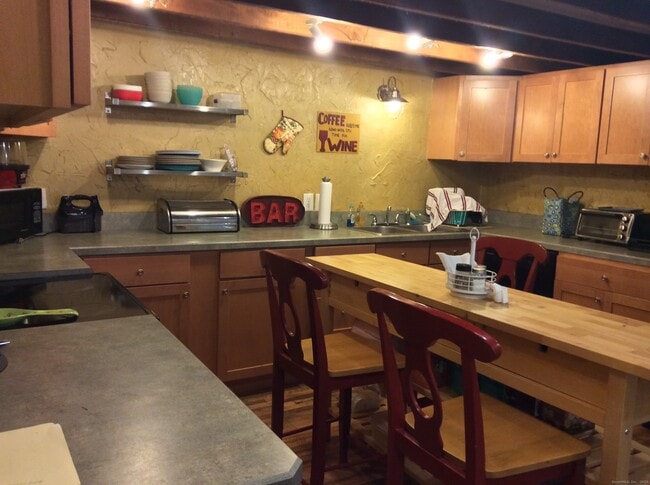 Building Photo - 1187 Mt Carmel Ave