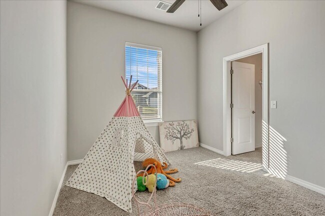 Building Photo - Nearly New Yukon Schools