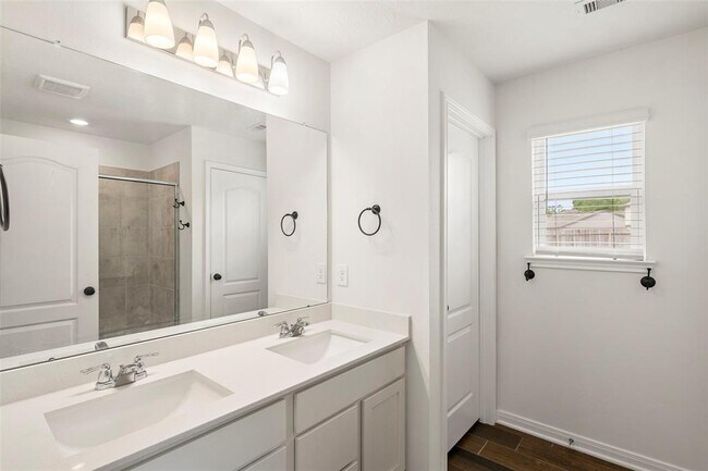 Building Photo - 9312 Sandoval Cir