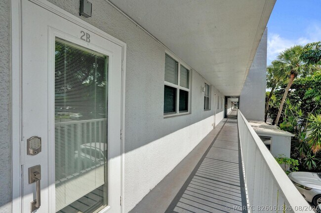 Building Photo - 106 Royal Pk Dr