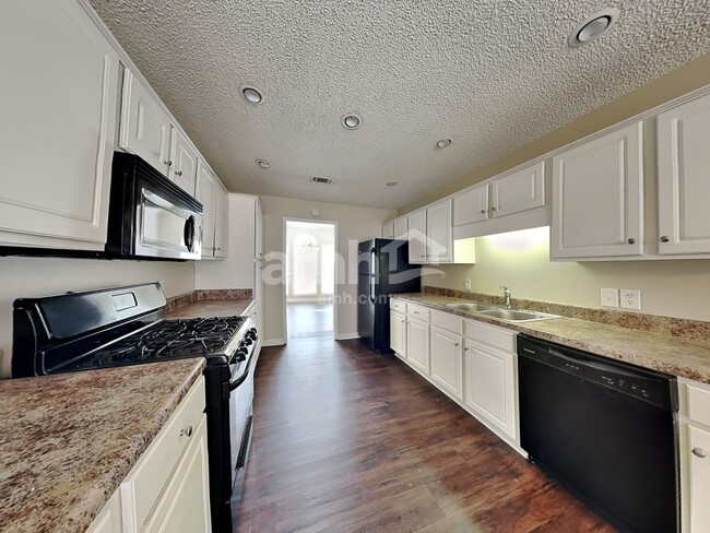 Building Photo - 212 Thorncrest
