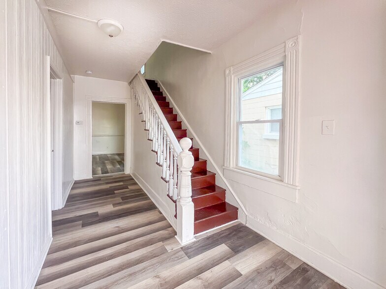 Building Photo - 1005 Maplewood Ave