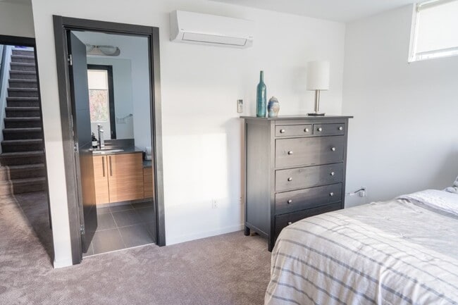 Building Photo - 3Bd/3.25Ba Seattle