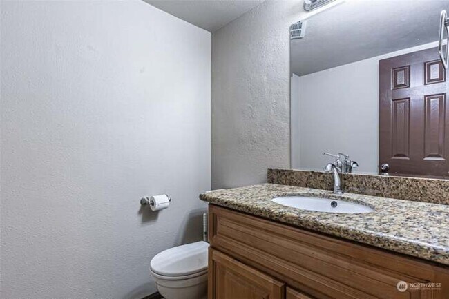 Building Photo - Immaculate & HUGE 5-Bedroom Home in Desira...